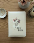Biblia nueva traducción viviente, edicion compacta con filament beige