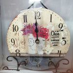Reloj de mesa jarrones blancos flores rosas