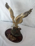 Aguila decorativa a las abiertas sobre tronco