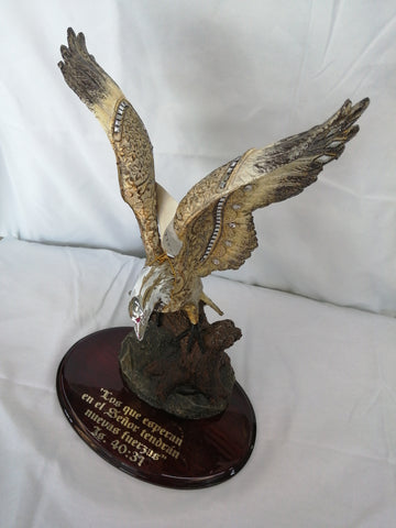 Aguila decorativa a las abiertas sobre tronco