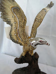 Aguila decorativa a las abiertas sobre tronco